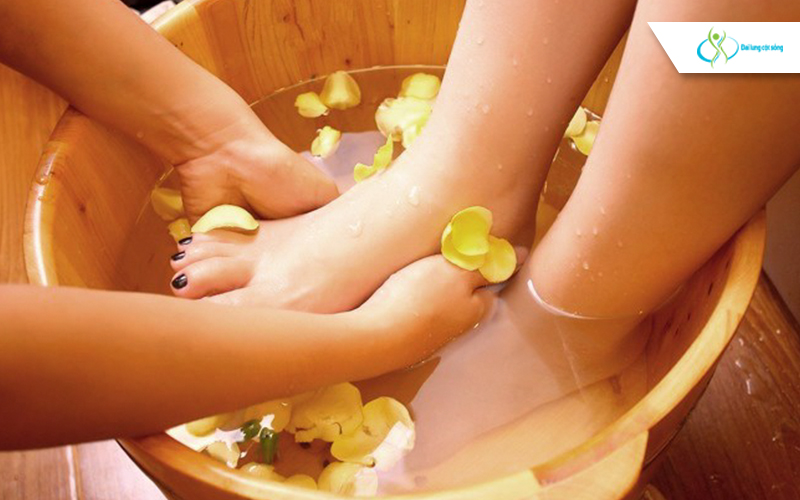 Ngâm chân thường xuyên với muối khoáng giúp giảm đau nhức hiệu quả. (Ảnh: Internet)