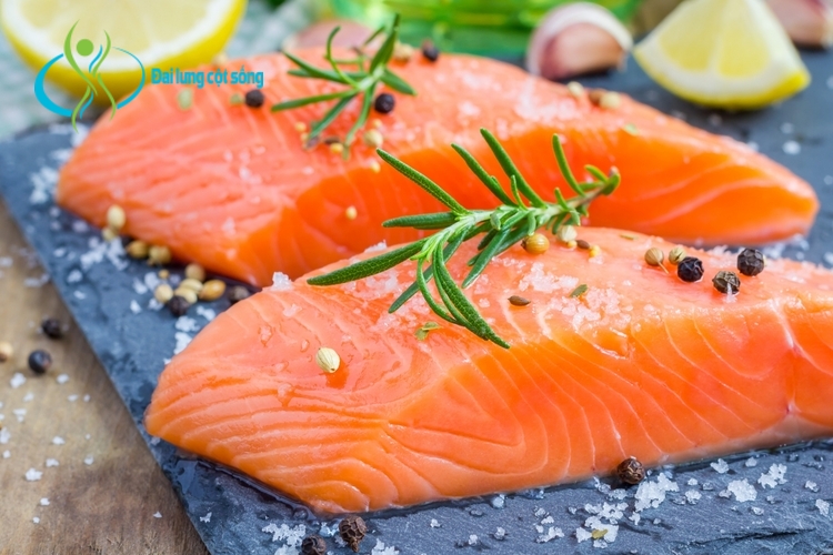Các loại cá béo như cá hồi cung cấp dồi dào nguồn giàu axit béo omega-3