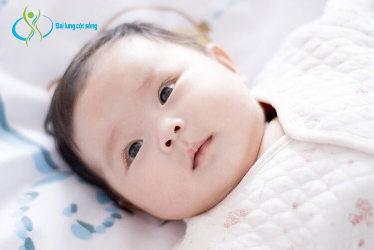 Trẻ sơ sinh bị teo cơ tủy sống ít cử động tay