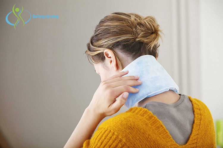 Một trong những cách chữa đau cột sống cổ tại nhà là chườm nóng hoặc lạnh