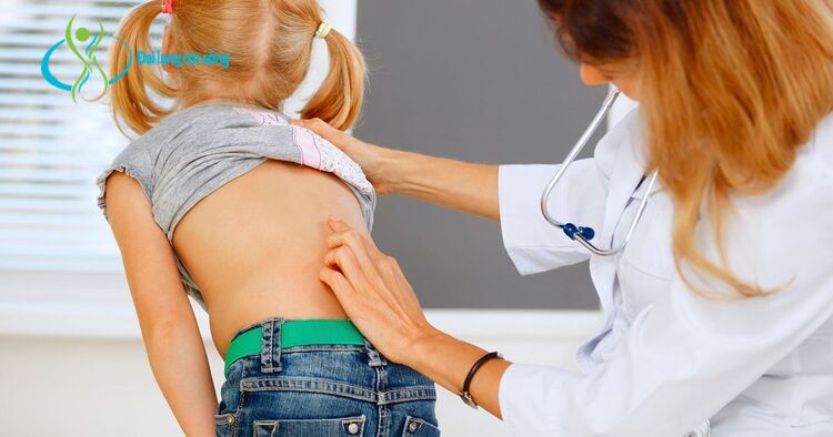 Bạn cần cho trẻ đến bác sĩ nếu trẻ đau lưng hơn vài tuần