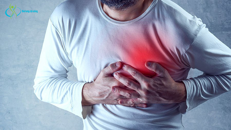 Đau tim sẽ gây ra các triệu chứng đau tức sau lưng trên khó thở